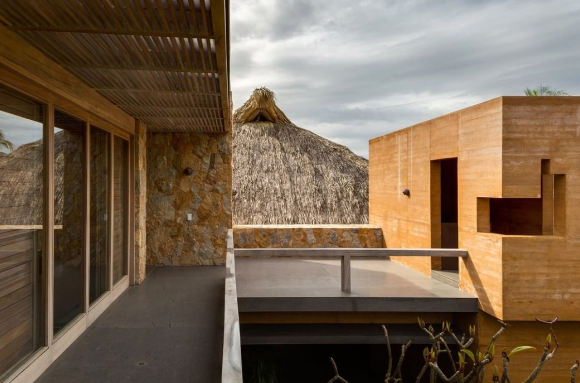 Casa en el Pacífico por Bernardi Peschard