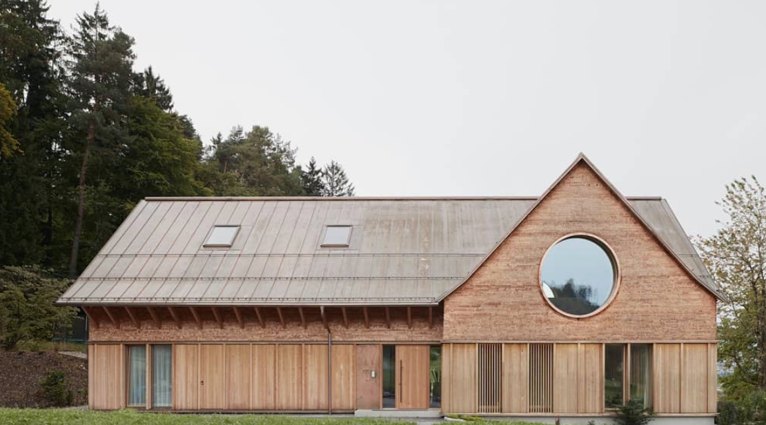 House with Three Eyes por Innauer-Matt Architekten