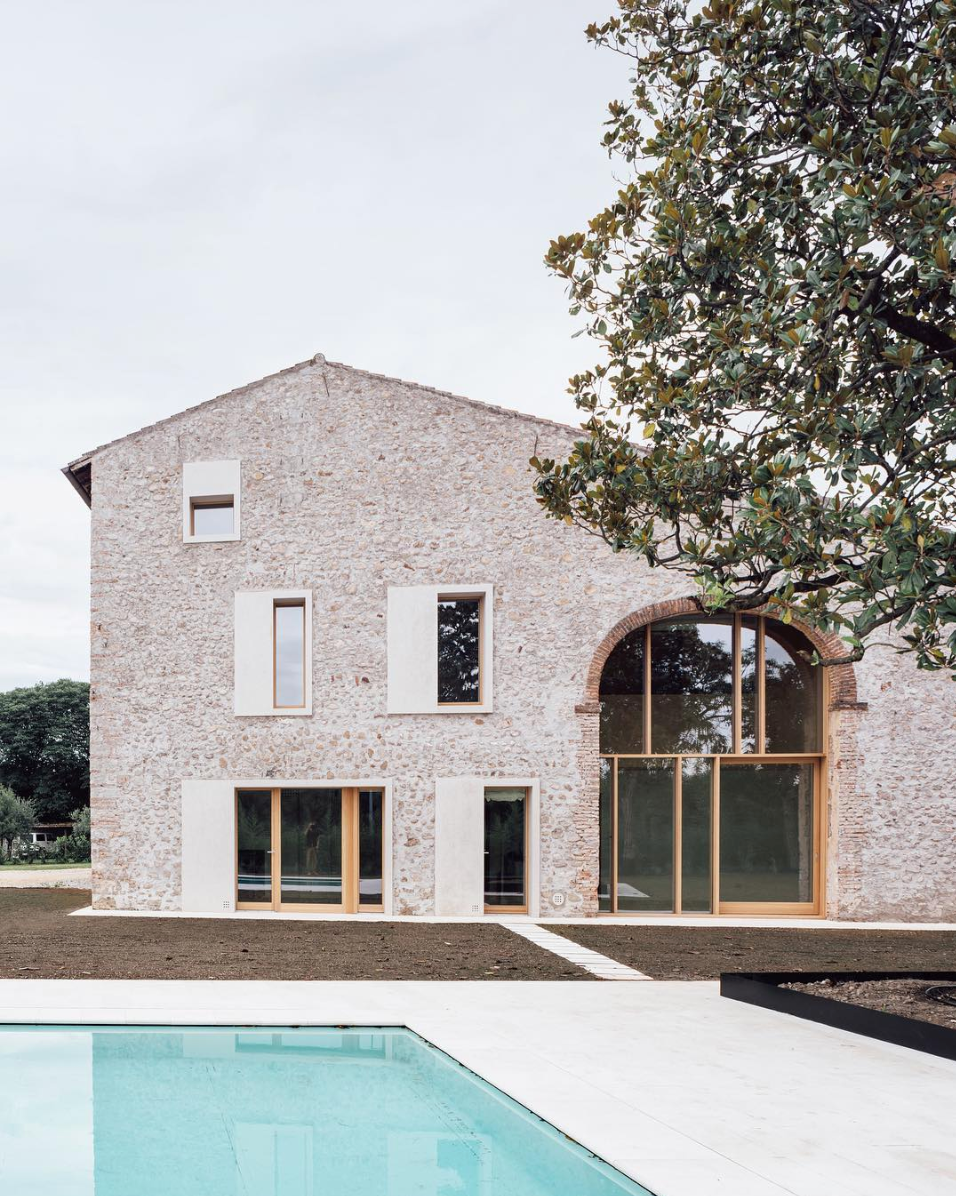 Almacén abandonado en una casa vacacional de tres pisos